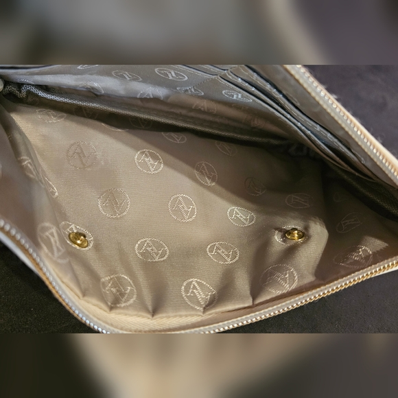 ADRIENNE VITTADINI Cream colored Wristlet - Picture 12 of 14